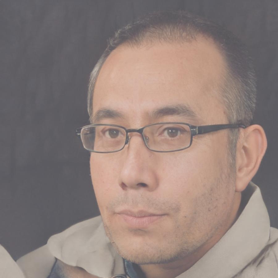 Retrato profesional de Aurelio Mendoza